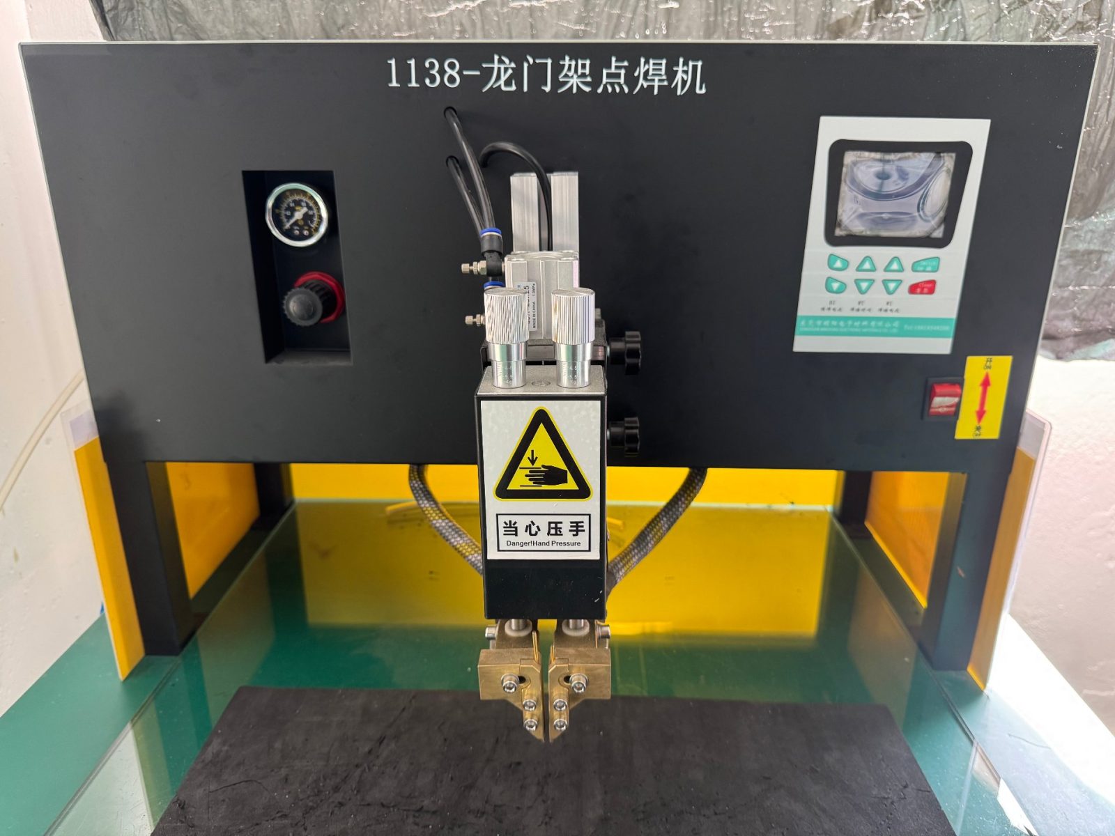 Dual-head spot welder joining cells to busbars